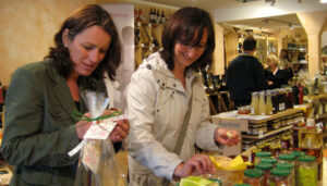 Teilnehmer der kulinarischen Stadtführung durch die Kölner Südstadt beim Probieren regionaler Spezialitäten