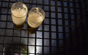 Kölschgläser mit tiefem Bick in einen mittellaterlichen Brunnen