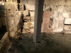 Ubiermonument im Grundwasser