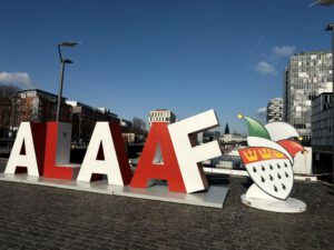 Neuer Standort von dem Schild Alaaf im Kölner Rheinauhafen.