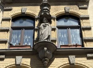 Eigelsteinviertel Gründerzeithaus mit Hl. Petrus