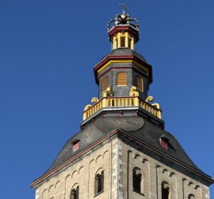 Turmspitze der Ursulakirche mit Krone im EIgelsteinviertel