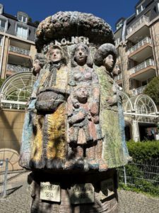 Der Kölner Frauenbrunnen zeigt Frauen aus 2000 Jahren.