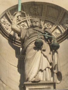 Skulptur der Justitia am Kölner Rathaus mit verbundenen Augen