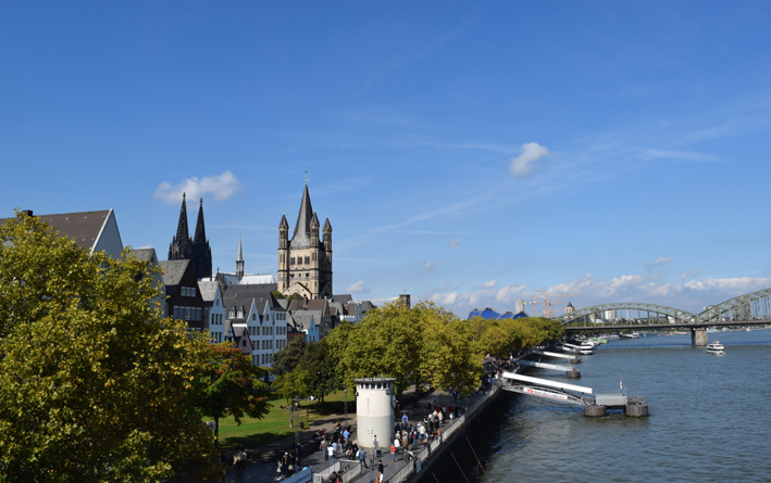 Panorama der Kölner Altstadt am Rhein mit Groß St. Martin und Kölner Dom
