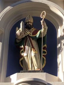 Skulptur des römischen Bischofs Severin - Namenspatron des Severinviertels