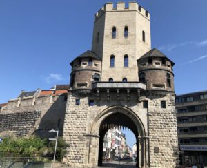 Severinstor und Weinberg am Kölnr Chlodwig-Platz