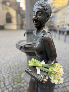 Skulptur der Stollwerck-Fabrikarbeiterin im Serverinsviertel