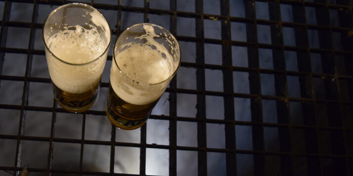 Zwei frisch gezapfte Kölsch auf einem Brunnengitter in Köln